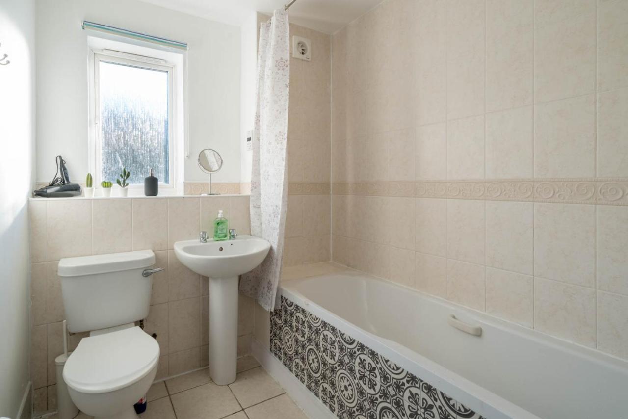 2 Bedroom Flat Near London Excel Экстерьер фото